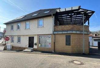 Großes Haus mit Laden