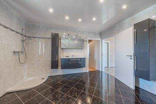 Das Badezimmer ist über die Ankleide und den Flur erreichbar