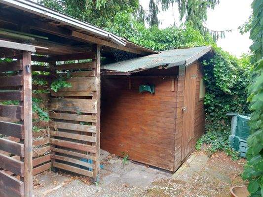 Holzlager und Gartenhütte