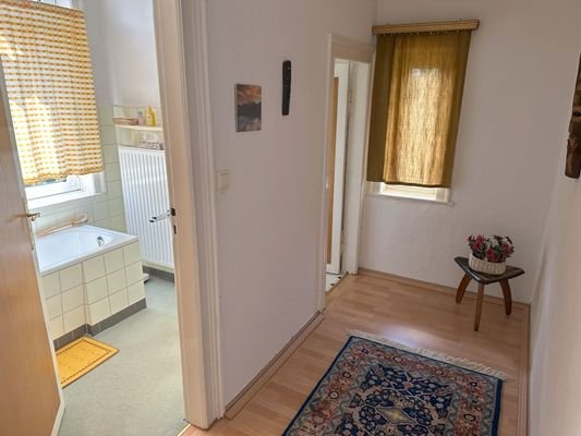  Flur mit Blick ins Bad im Dachgeschoss