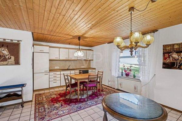 Wohnbereich mit Küchenzeile im Untergeschoss