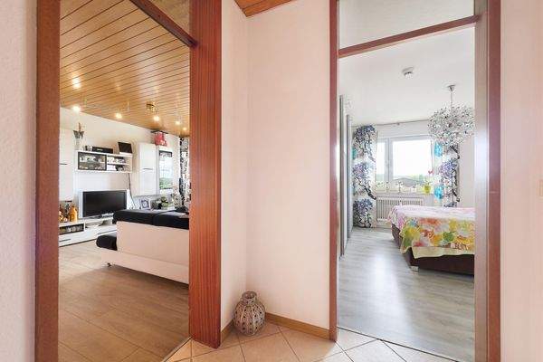 Blick in Wohn- u. Schlafzimmer