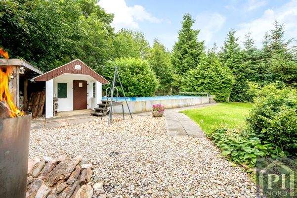 Blick in den Garten mit Feuerstelle