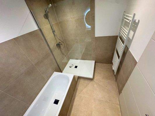 Badezimmer mit Heizkörper