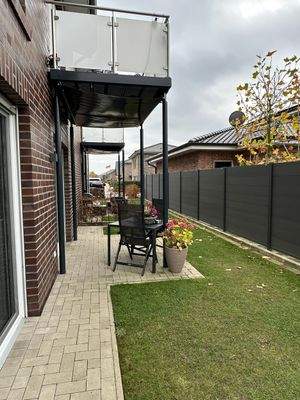 Moderne Terrasse mit Garten