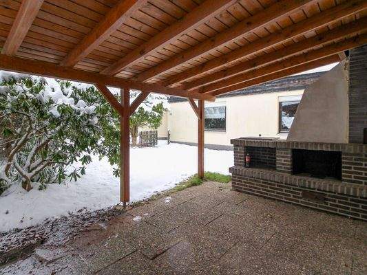 Überdachter Außenbereich mit Außenkamin