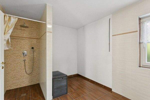 Badezimmer 1 (mit Sauna-Anschluss)