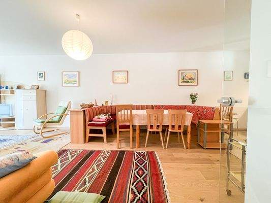 Wohn- und Esszimmer, Küche