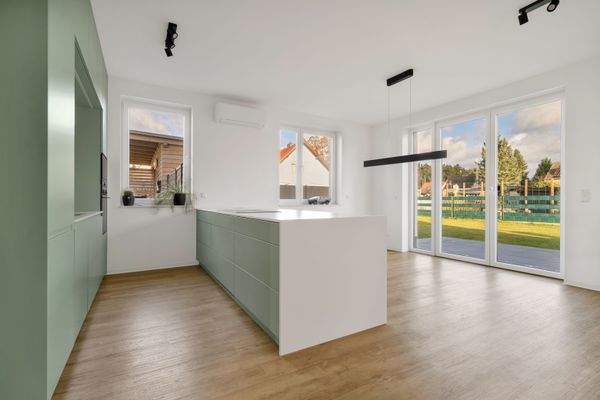 Hochwertige Einbauküche und Essbereich