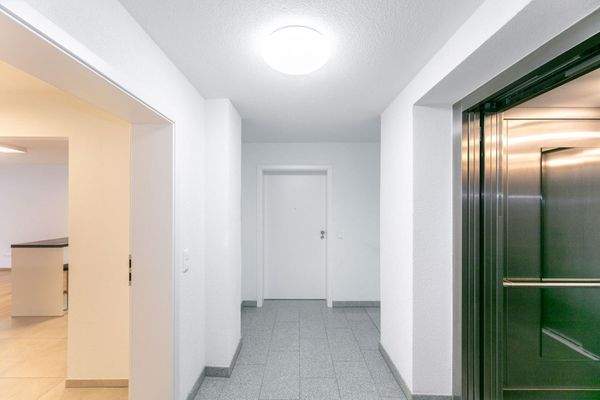 Aufzug und Zugang zur Wohnung