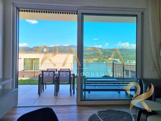 Wohnzimmer mit Seeblick 