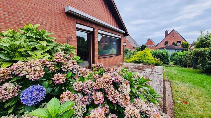 Blick auf die Terrasse und den Garten