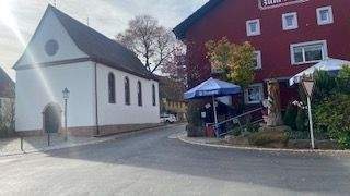 zwischen Kirche und Gaststätte