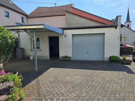 Nebengebäude mit Garage