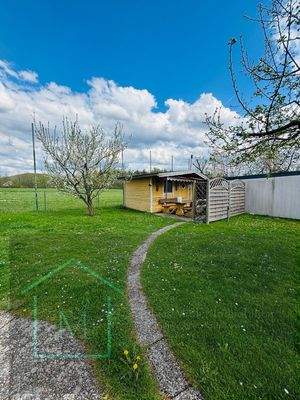 Gartenhaus und Blick aufs Feld
