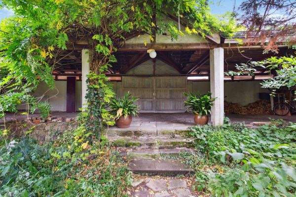 Nebengelass mit Strellplätzen 