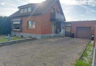 Frontseite mit Zufahrt und Garage