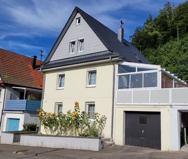 Sonniges, top gepflegtes freistehendes Einfamilienhaus mit Garten und großer Garage