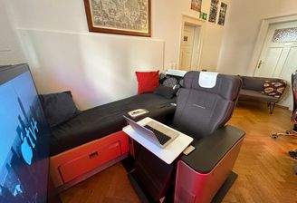 Sitz mit verstellbarer Rückenlehne und Fußstütze