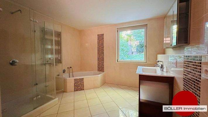 Badezimmer mit Fenster!