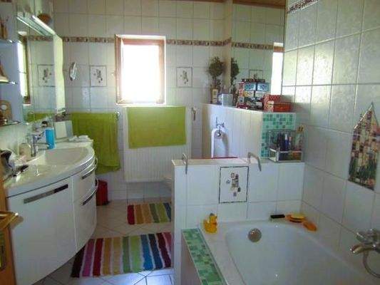 Badezimmer mit Wanne und WC OG