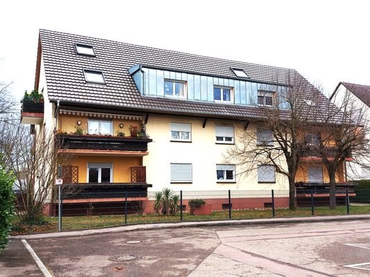 Die Wohnung liegt links im Gebäude