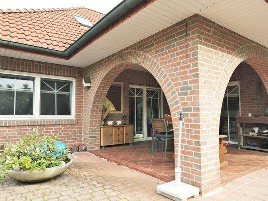 Terrasse mit Rundbogen und überdachte Eckterrasse