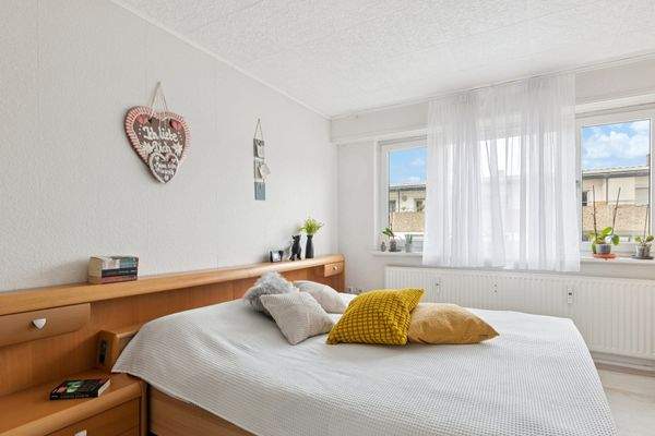 Schlafzimmer mit großer Fensterfront