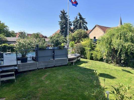 perfekter Rückzugsort... die Gartenfläche hinter dem Haus mit Poolanlage