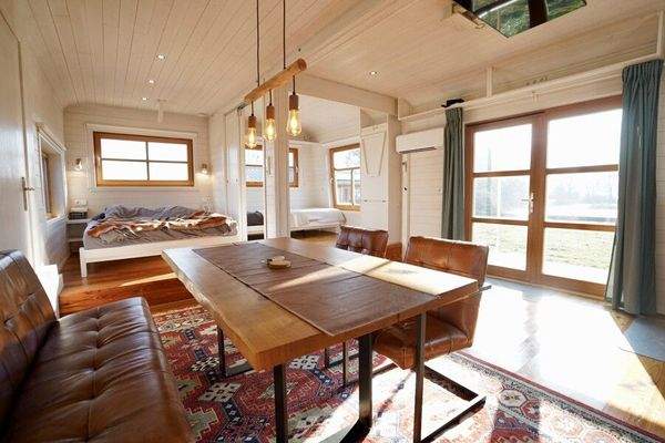 Essbereich mit Blick auf den angrenzenden Teich