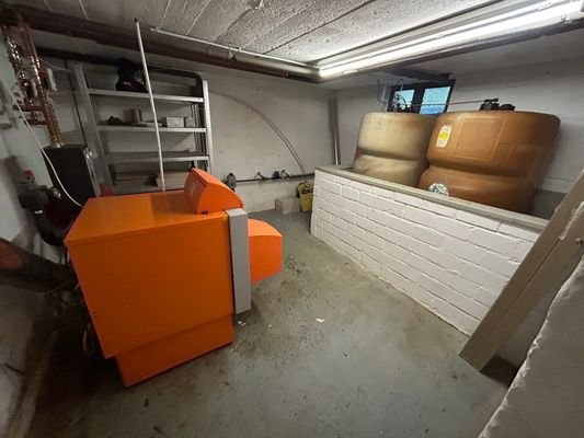 25 Heizungsraum mit Öl-Tanks KG