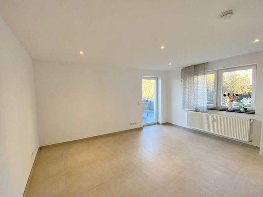 Schlafzimmer mit Zugang zum Balkon