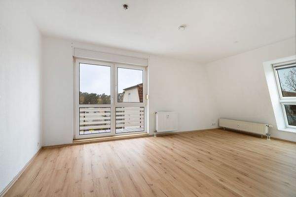 Wohnzimmer mit Balkon