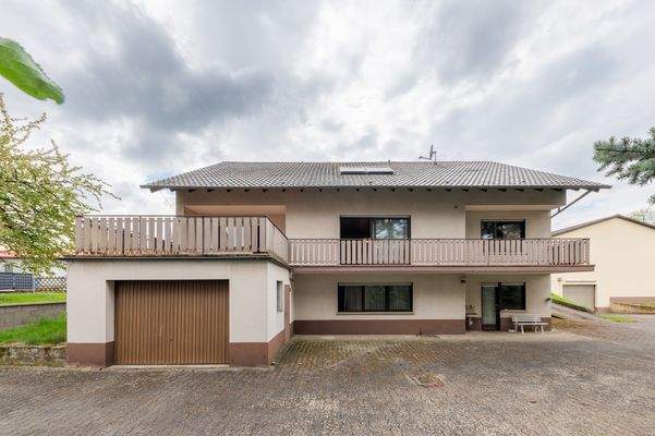 Wohnhaus mit Garage