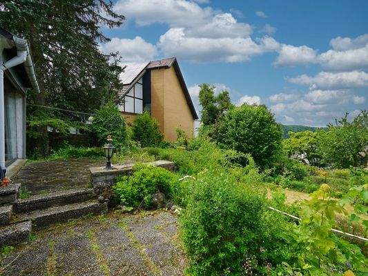 Großer Garten mit Terrasse