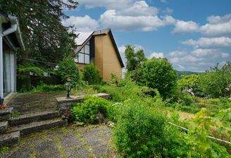Großer Garten mit Terrasse