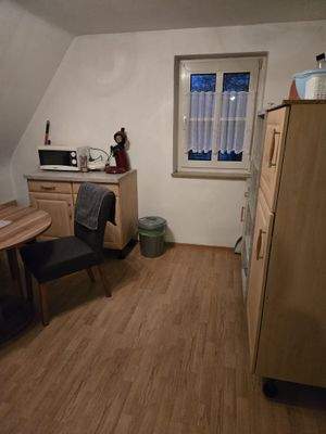 Kleine Küche mit Esstisch