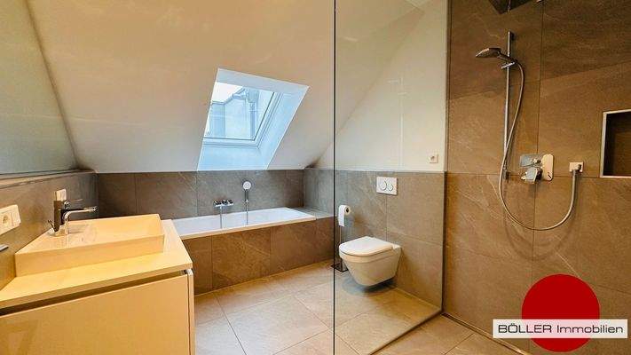 Exklusives Bad mit Badewanne und Dusche!