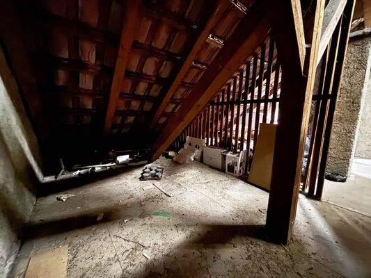 Ein zusätzlicher Stauraumbereich im Dachgeschoss – ideal für Dinge, die nicht täglich gebraucht werden