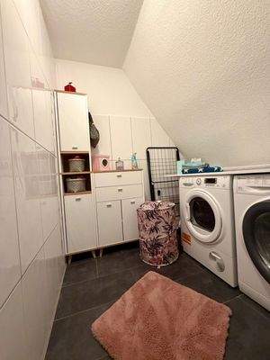 Waschküche mit Geräten