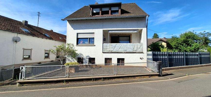 Vorderansicht mir Vorgarten