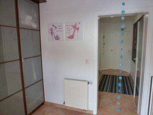 - Entree, Garderobe inkl.  Einbauschrank