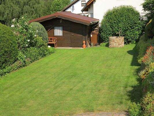 Gartenhaus und Brunnen