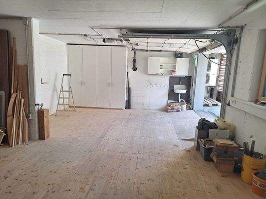 riesiger Kellerraum mit Garagentor