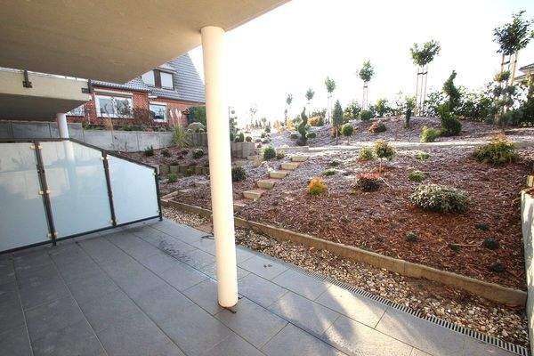 sonnige, überdachte Süd-West Terrasse mit Gartenanteil