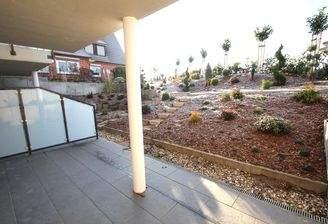 sonnige, überdachte Süd-West Terrasse mit Gartenanteil