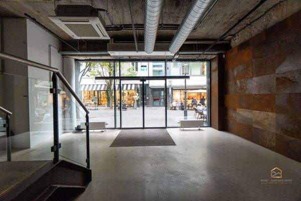 Fensterfront EG/ Eingang 