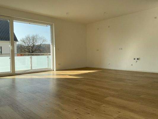 Wohnzimmer mit offener Küche