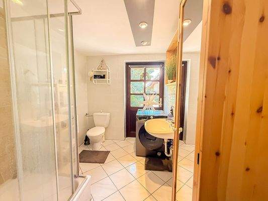 Badezimmer im separaten Gästehaus