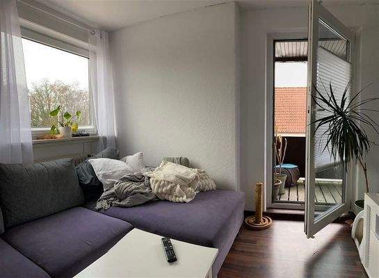 Wohnzimmer mit Zugang zur Loggia 